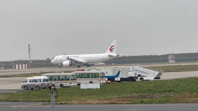 东航涂装 C919 亮相浦东机场，预计明年上半年投运