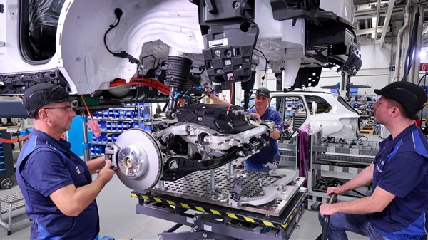 宝马氢燃料电池SUV开始生产：16磅氢气罐、能跑500公里