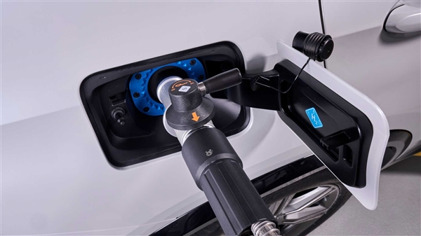 宝马氢燃料电池SUV开始生产：16磅氢气罐、能跑500公里
