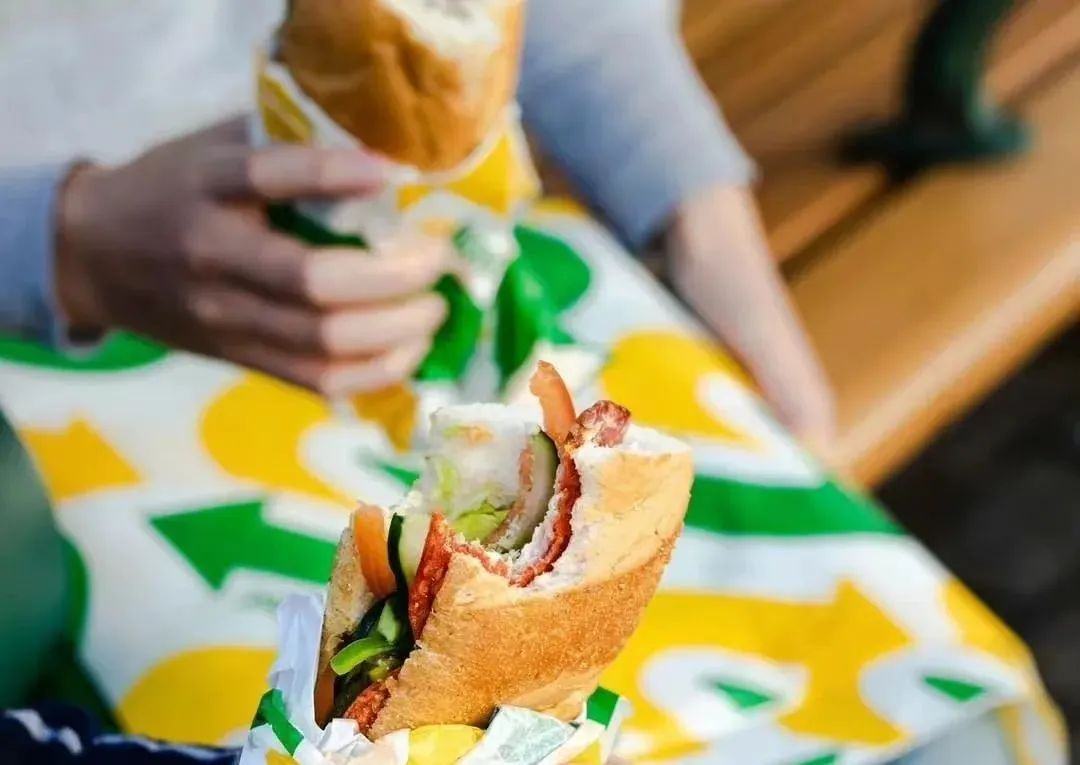 靠卖三明治，两位企业家在全球开了3.7万家店，价值100亿美元
