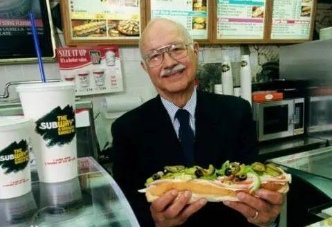 靠卖三明治，两位企业家在全球开了3.7万家店，价值100亿美元