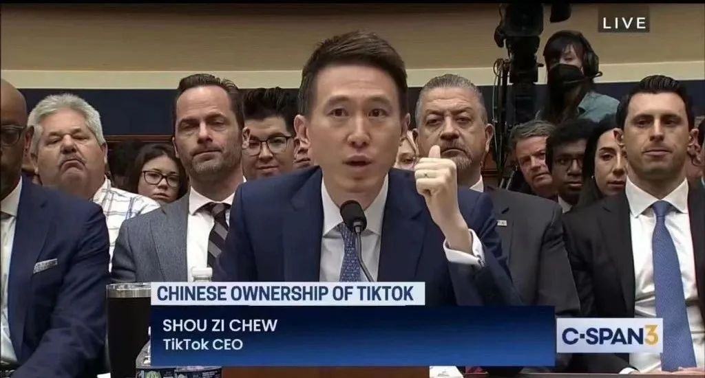 身家1.35万亿！奢侈品之王登顶世界首富；TikTok CEO周受资出席美国听证会；百度回应文心一言“套壳”质疑丨邦早报