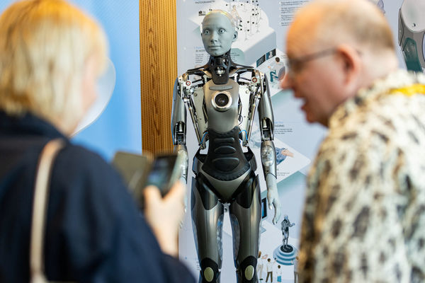 9 位人形机器人召开全球首场发布会：不会反抗人类