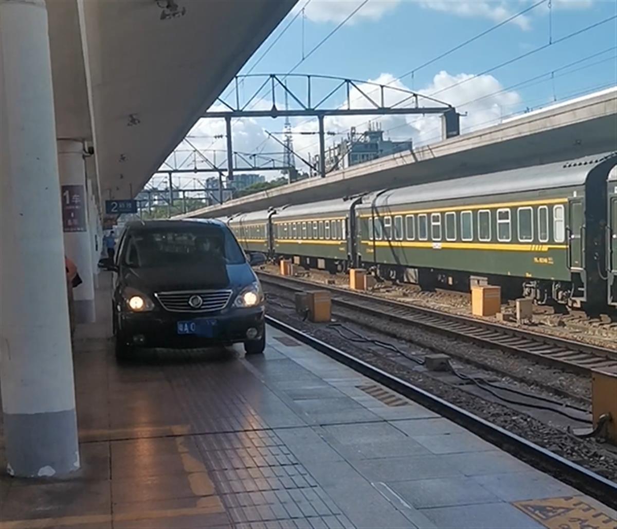 旅客反映汽车在火车站站台上行驶，广州站：正在调查