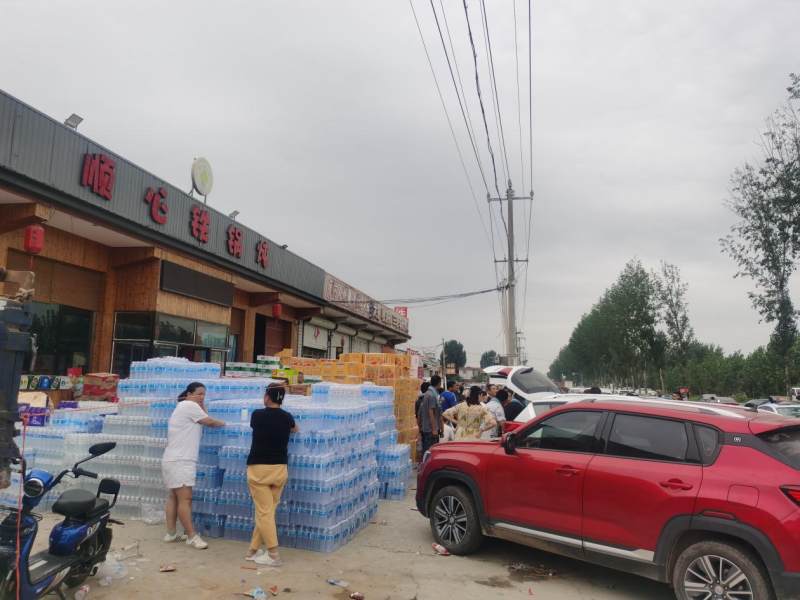 涿州灾后：村民自发“截收”捐赠物资，民间救援人员红着眼眶“我不能不给”