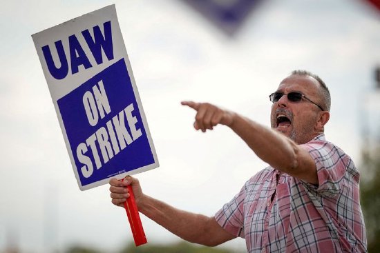 美国近1.3万汽车工人开始大罢工！还有14万待命