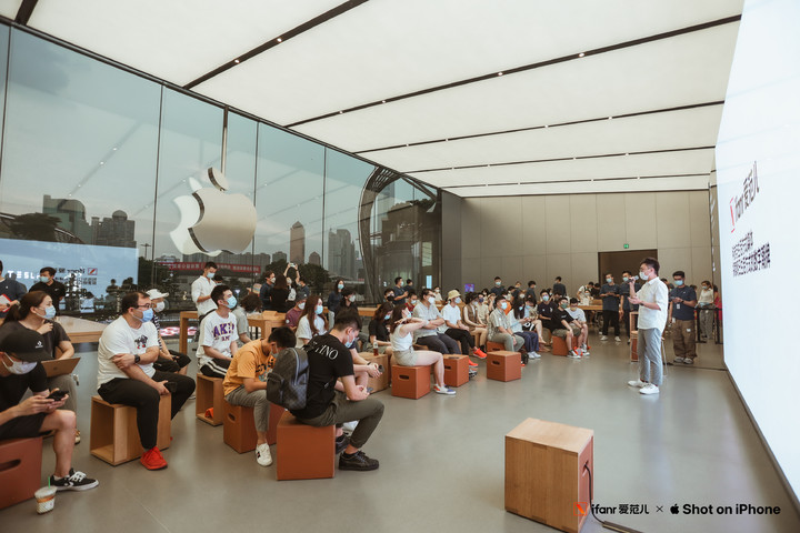 苹果在中国发布了最大产品，处处都有 iPhone 的影子