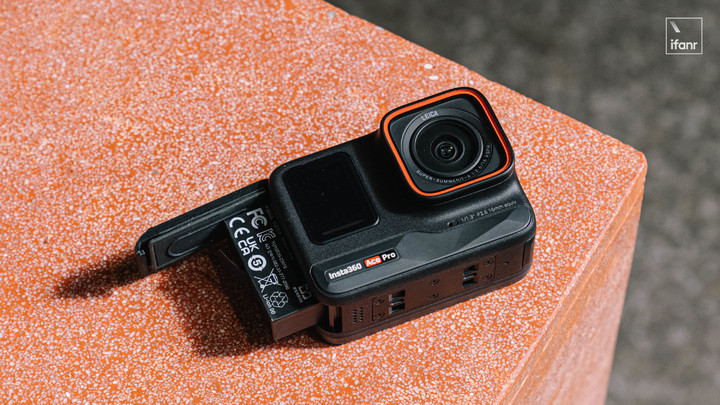 影石 Insta360 Ace Pro 发布：自带翻转屏的运动相机，超友好的入门选择