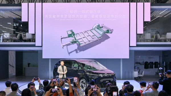 扶摇架构首款MPV发布小鹏X9预售价38.8万元起
