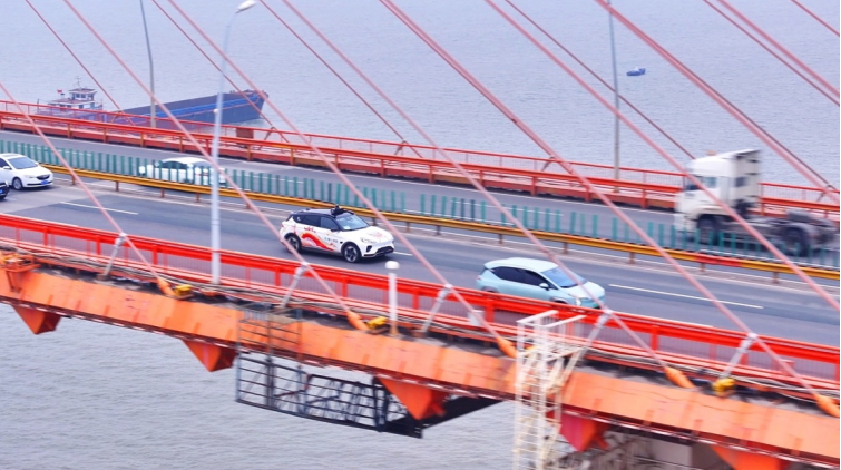 无人车驶上武汉长江大桥，百度萝卜快跑实现“长江第一跨”