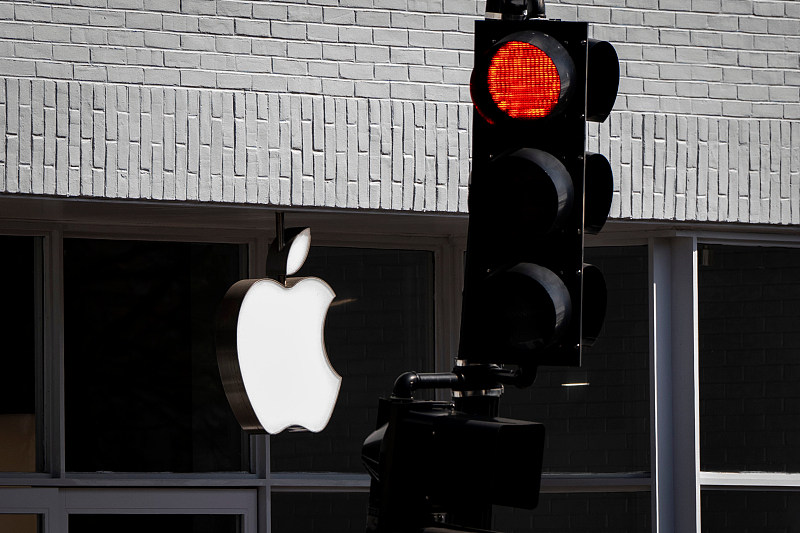 苹果市值一夜蒸发1100亿美元，美国司法部起诉其涉嫌垄断智能手机市场